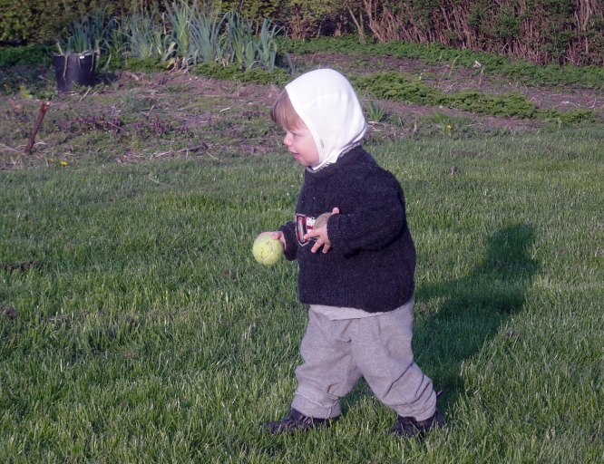 Når jeg bliver lidt større kan jeg også have 2 bolde i hver hånd ligesom bedstefar!